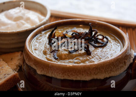 Eine Schüssel mit reichen cremige Gourmet Curry Kürbissuppe Stockfoto