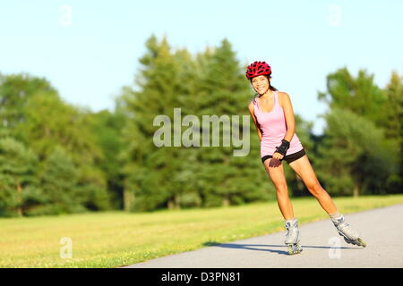 Gemischte Rassen Chinesisch / Caucasian Asiatin Schlittschuhlaufen auf Rollerblades im park Stockfoto