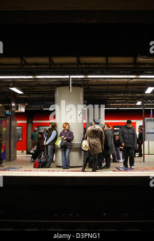 Frankfurt Am Main, Deutschland, Menschen am Bahnhof Frankfurt Hauptwache Stockfoto