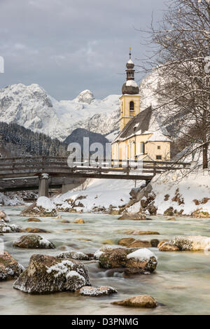 Kirche mit deutschen Alpen in Ramsau, Bayern Stockfoto