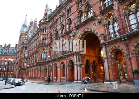 Die reich verzierte Fassade des Bahnhofs St. Pancras International London England UK Stockfoto