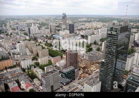 Rondo 1 Bürogebäude (rechts) bei bei Rondo ONZ (UN Kreisel) in Warschau, Polen - Blick vom Zlota 44 Gebäude Stockfoto