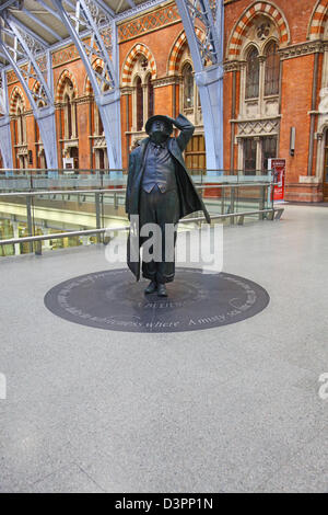 Die Statue von Sir John Betjeman von Martin Jennings am Bahnhof St Pancras International London England UK Stockfoto