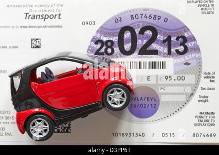 Auto Steuer Scheibe und Modell roten und schwarzen Smart Spielzeugauto Stockfoto