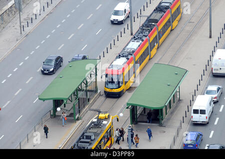 Gelben Straßenbahn bei Aleje Jerozolimskie (buchstäblich Jerusalem Alleen) - eines der wichtigsten und längsten Straße in Warschau, Polen Stockfoto