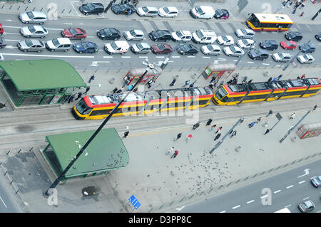 Gelben Straßenbahn bei Aleje Jerozolimskie (buchstäblich Jerusalem Alleen) - eines der wichtigsten und längsten Straße in Warschau, Polen Stockfoto