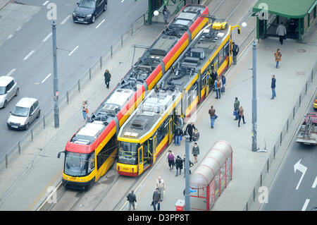 Gelben Straßenbahn bei Aleje Jerozolimskie (buchstäblich Jerusalem Alleen) - eines der wichtigsten und längsten Straße in Warschau, Polen Stockfoto