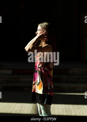 Frau, die im Sonnenlicht Stockfoto