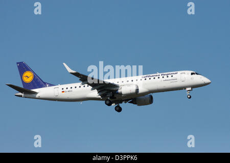 Frankfurt am Main, Deutschland, Embraer ERJ-190-100LR Lufthansa Landung Stockfoto