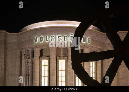 Berlin, Deutschland, die Fassade der Volksbühne am Rosa-Luxemburg-Platz Stockfoto