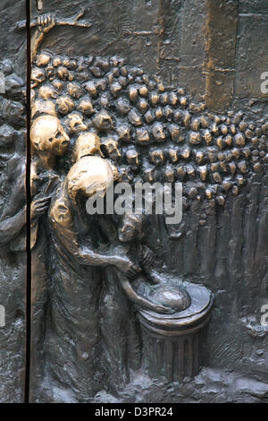 Reich verzierte Messing Türen am St. Nikolaus-Kathedrale in Ljubljana, die Hauptstadt von Slowenien Europa Stockfoto