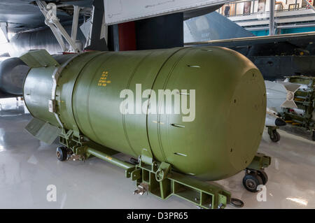 MK-36 thermonukleare Bombe, Flügel über dem Rockies Air and Space Museum, Denver, Colorado. Stockfoto