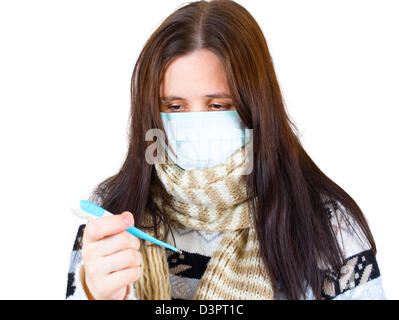 Frau mit Maske mit Thermometer isoliert auf weißem Hintergrund Stockfoto