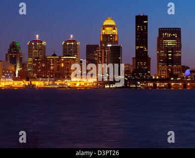 Skyline von Louisville, Kentucky und Ohio River in der Abenddämmerung Stockfoto