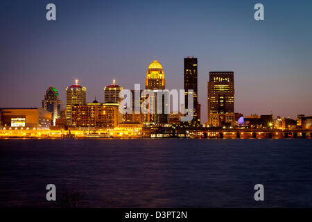 Skyline von Louisville, Kentucky und Ohio River in der Abenddämmerung Stockfoto