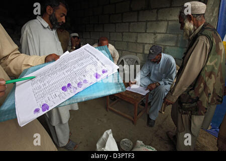 Madyan, Pakistan, Verteilung von Nahrungsmitteln durch Oberfläche NoVa für die Flutopfer Stockfoto