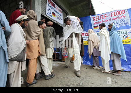 Madyan, Pakistan, Verteilung von Nahrungsmitteln durch Oberfläche NoVa für die Flutopfer Stockfoto