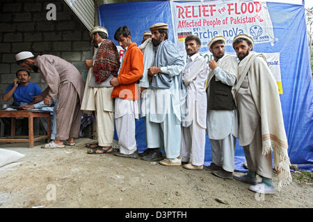 Madyan, Pakistan, Verteilung von Nahrungsmitteln durch Oberfläche NoVa für die Flutopfer Stockfoto