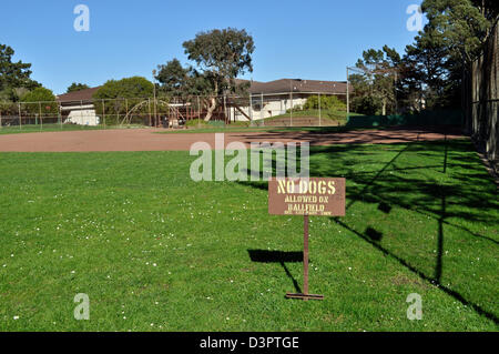 Keine Hunde erlaubt Zeichen auf Glen Park Baseball-Feld Stockfoto