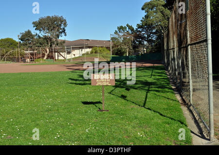 Keine Hunde erlaubt Zeichen auf Glen Park Baseball-Feld Stockfoto