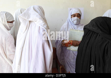 Peshawar, Pakistan Medizin. Versorgung der Flutopfer in einer Klinik Stockfoto