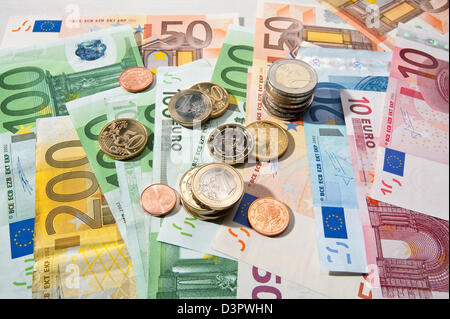 Hamburg, Deutschland, verschiedenen Euro-Banknoten und Euromuenzen Stockfoto