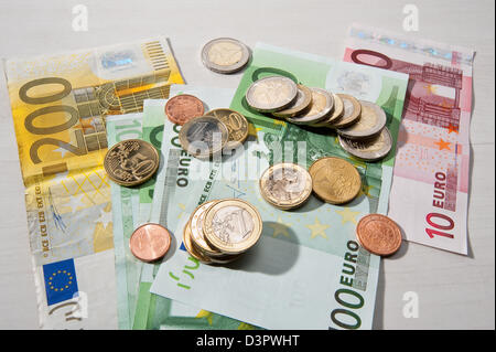 Hamburg, Deutschland, verschiedenen Euro-Banknoten und Euromuenzen Stockfoto