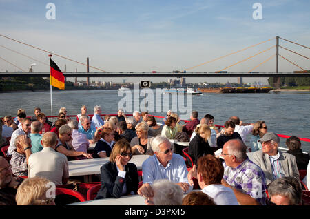 Duisburg, Deutschland, Kreuzfahrt Touristen am Hafen Stockfoto