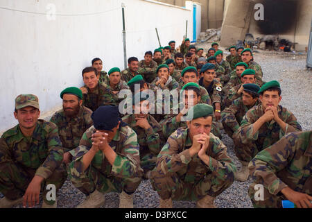 Kandahar, Afghanistan - 24. September 2010: neue afghanische Armee Soldaten warten auf eine Trainingseinheit zu beginnen. Stockfoto