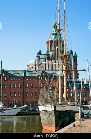 Finnland, Helsinki, Uspenski Kathedrale und Backsteingotik Katajanokka Lager gesehen vom Hafen Stockfoto