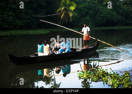 Touristen in einem Kanu, Kerala Backwaters, Alappuzha Bezirk, Kerala, Indien Stockfoto