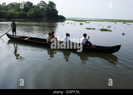 Touristen in einem Kanu, Kerala Backwaters, Alappuzha Bezirk, Kerala, Indien Stockfoto