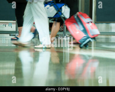 Menschen in Bewegung am internationalen Flughafen Denver, Colorado. Stockfoto