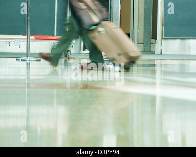 Menschen in Bewegung am internationalen Flughafen Denver, Colorado. Stockfoto