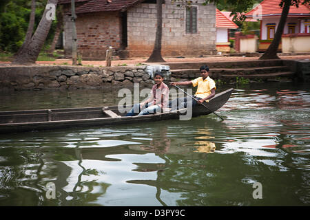 Zwei Jungs in einem Kanu, Kerala Backwaters, Alappuzha Bezirk, Kerala, Indien Stockfoto