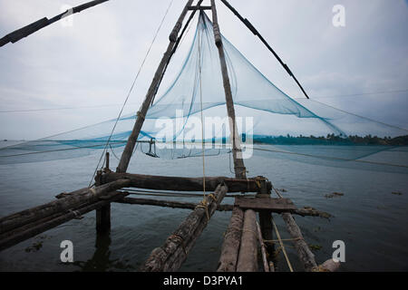 Chinesischen Fischernetz im Hafen, Fort Cochin, Cochin, Kerala, Indien Stockfoto