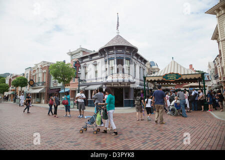 Touristen in einer Straße im Hong Kong Disneyland, Lantau Island, Hong Kong, China Stockfoto