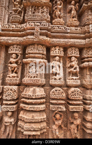 Carving-Details zu einem Tempel, Sonnentempel von Konark, Puri, Orissa, Indien Stockfoto