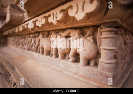 Details der Statuen in einem Tempel, Khajuraho, Chhatarpur Bezirk, Madhya Pradesh, Indien Stockfoto