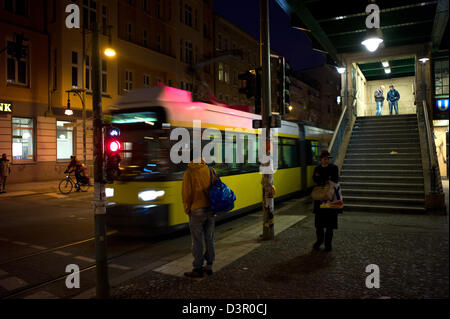 Berlin, Deutschland, Straßenbahn fährt am Bahnhof vorbei auf High Street Eberswalder Stockfoto