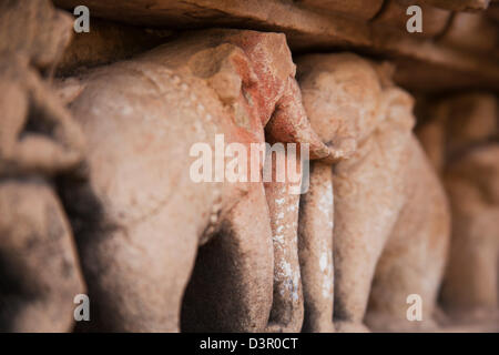 Nahaufnahme von Elefantenstatuen an einem Tempel, Khajuraho, Chhatarpur Bezirk, Madhya Pradesh, Indien Stockfoto