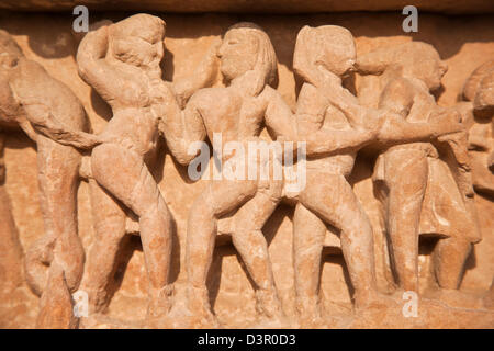 Details der Statuen in einem Tempel, Khajuraho, Chhatarpur Bezirk, Madhya Pradesh, Indien Stockfoto