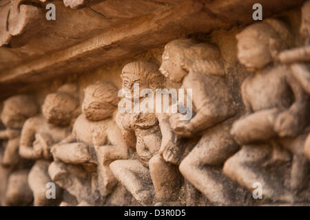 Details der Statuen in einem Tempel, Khajuraho, Chhatarpur Bezirk, Madhya Pradesh, Indien Stockfoto