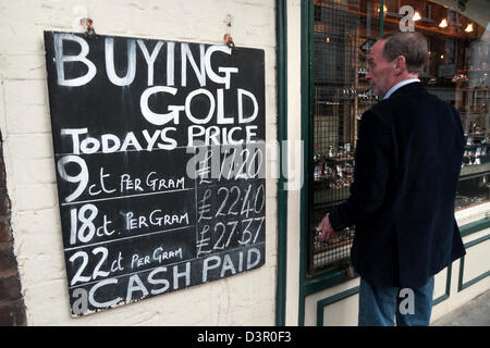 Preis der Kauf von Gold beachten vor einem Juweliergeschäft Fenster in Shrewsbury mit der Juwelier einsperren Fenster 16. Februar 2013 Stockfoto