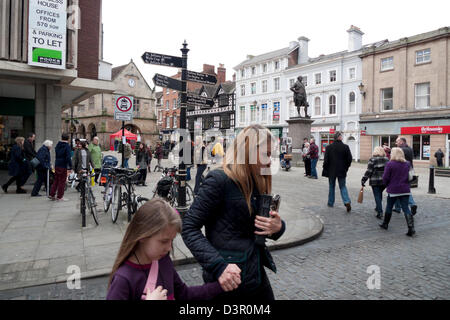 Menschen beim Einkaufen in der Stadt Platz Shrewsbury Shropshire England UK Stockfoto