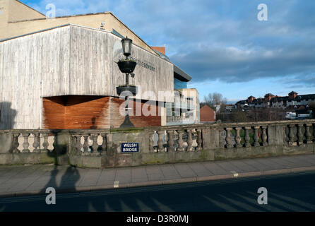 Ein Blick auf die Theatresevern Gebäude (Theatre Severn) und Welsh Brücke unterzeichnen Shrewsbury Shropshire England UK Stockfoto