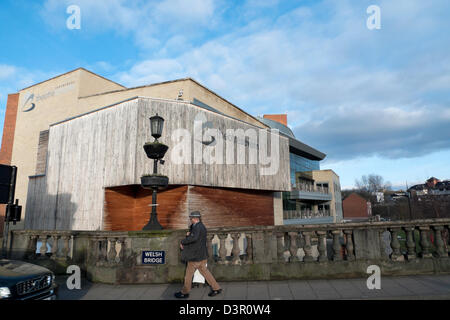 Ein Mann geht über die Welsh-Brücke vorbei Theatre Severn Theatresevern Shrewsbury Shropshire UK England Stockfoto