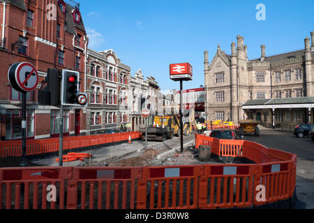 Straßenarbeiten Mitarbeiter außerhalb Shrewsbury Bahnhof, Ampeln und British rail Zeichen in Shropshire England Großbritannien arbeiten Stockfoto