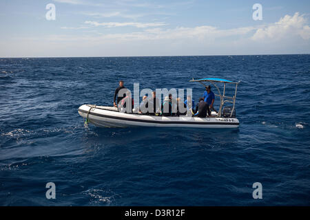 Taucher auf einen harten Boden aufblasbaren lassen das Leben-an Bord Schiff Nai'a auf ihrem Weg zu einem Tauchplatz in Fidschi. Stockfoto