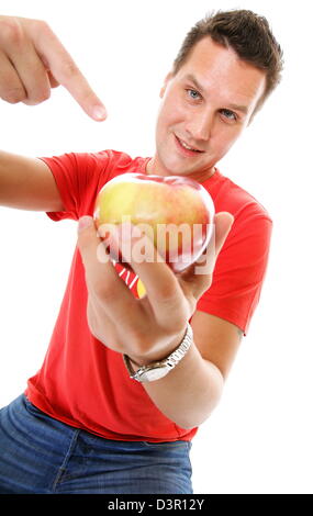 gut aussehender Mann im roten Hemd mit Apfel-Konzept des Gesundheitswesens & gesunde Ernährung weißen Hintergrund Stockfoto